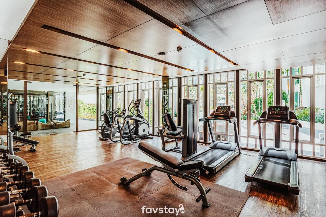 Favstay - The Base Downtown Phuket Extérieur photo
