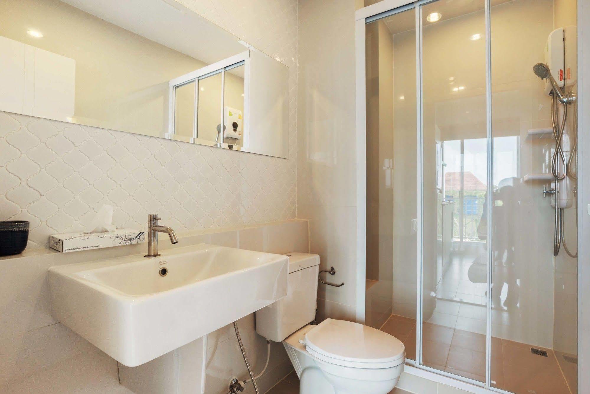 Favstay - The Base Downtown Phuket Extérieur photo