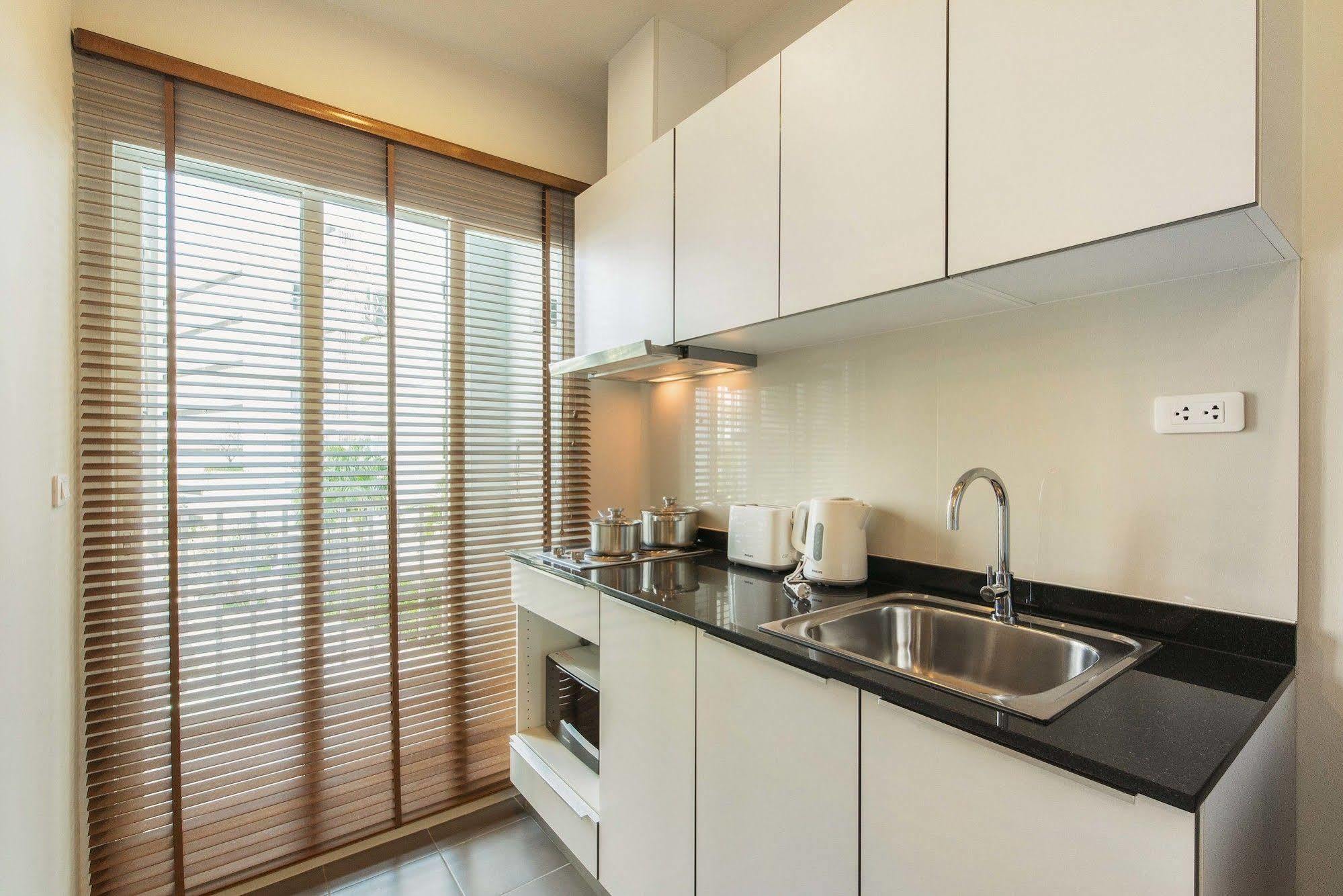 Favstay - The Base Downtown Phuket Extérieur photo