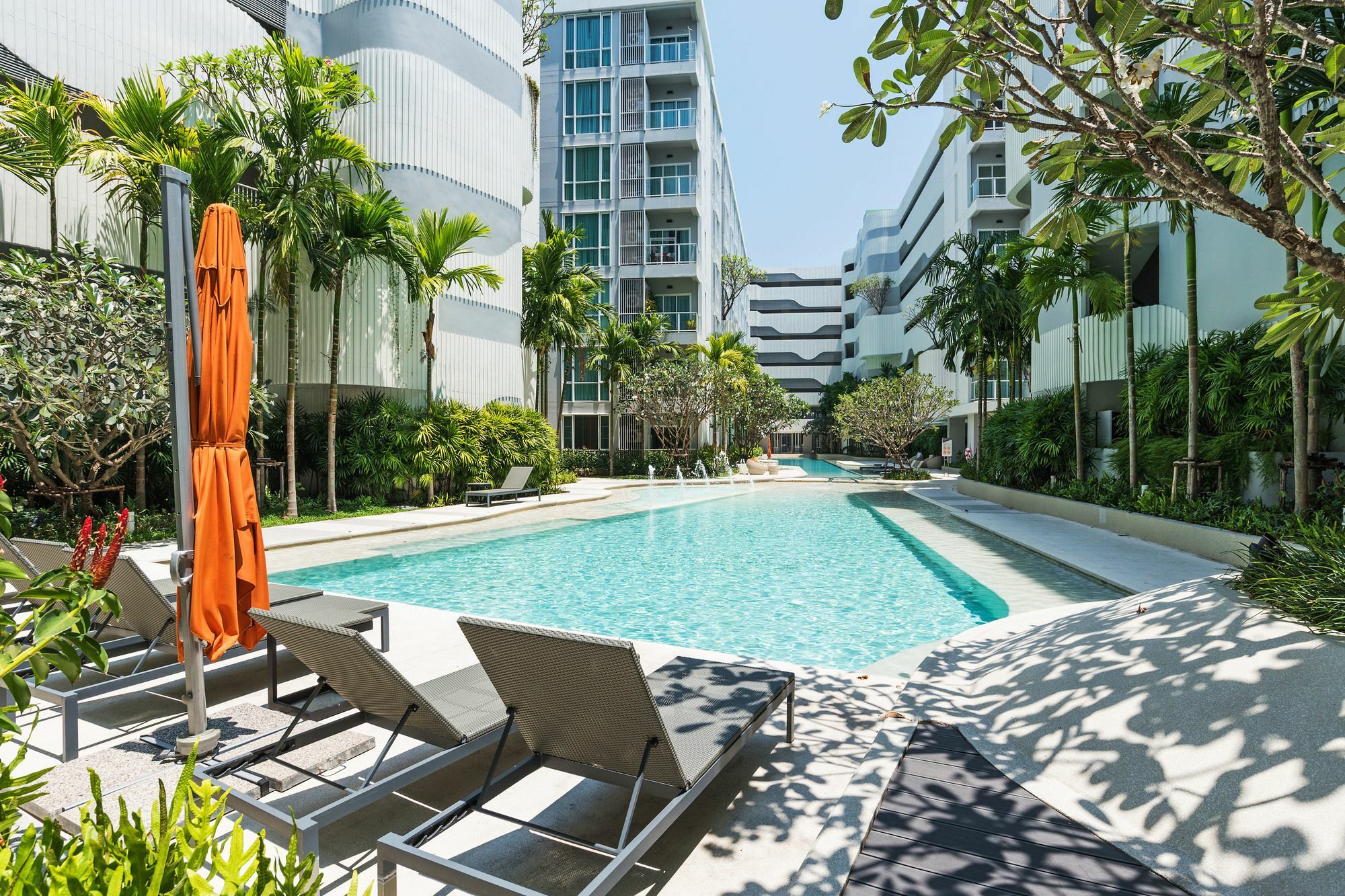 Favstay - The Base Downtown Phuket Extérieur photo